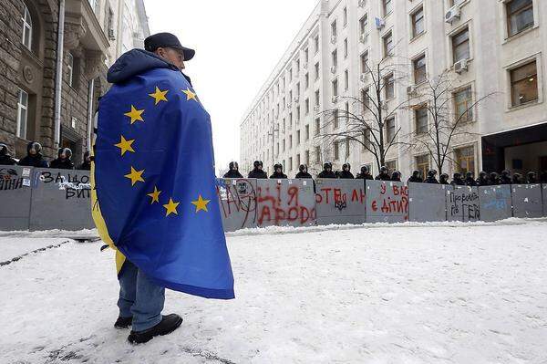 Die Ukraine erlebt seit drei Wochen die größten Massendemonstrationen nach der Orangen Revolution Ende 2004. Auch die eisigen Temperaturen können die Menschen nicht davon abhalten, in Kiew und anderen Städten für eine europäische Ukraine zu demonstrieren.