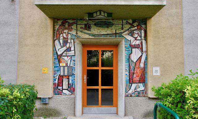 Torfeldmosaik beim Hauseingang von Stiege 7, wo Lobe einst mit ihren Kindern wohnte.