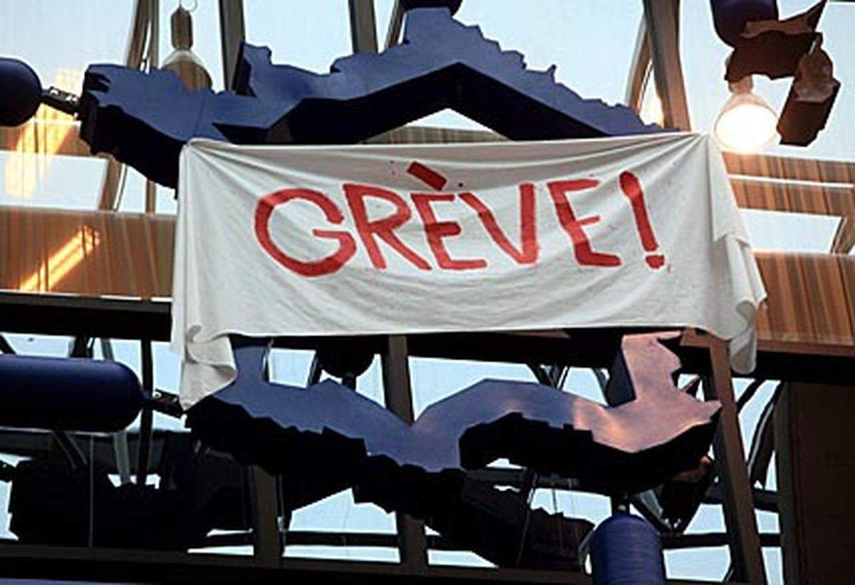 Über dem Umriss Frankreichs hängt ein Banner mit der Aufschrift "Streik".