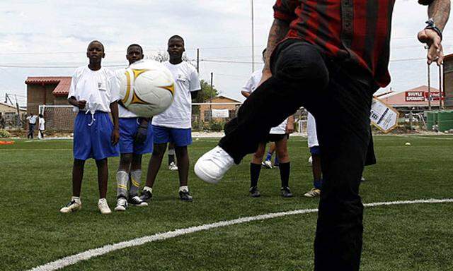 David Beckham bei einem Spielchen in Südafrika mit Schulkindern.