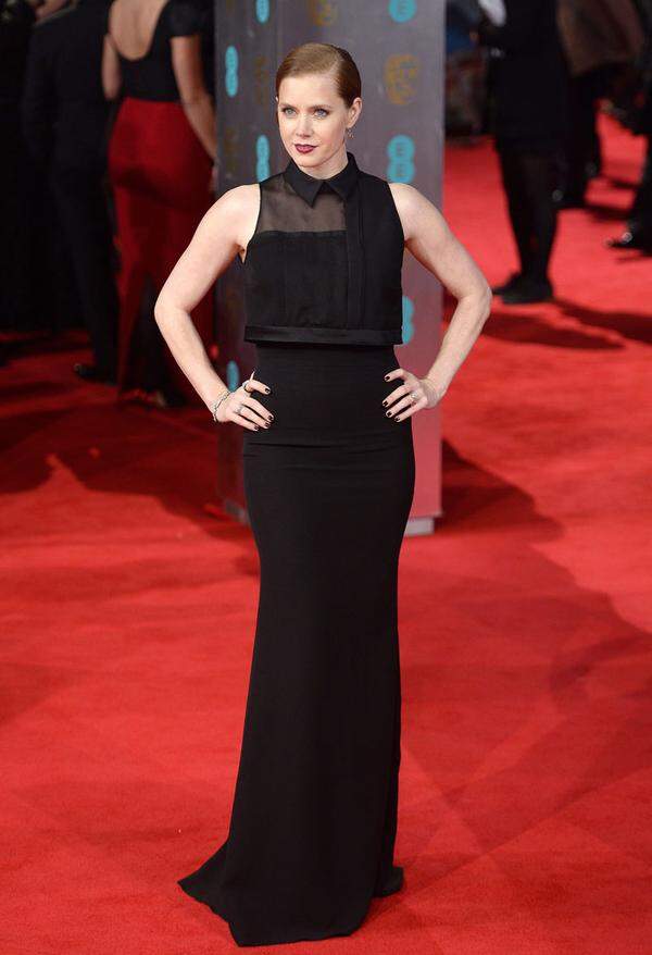 Amy Adams trug eine schwarze Robe von Victoria Beckham .