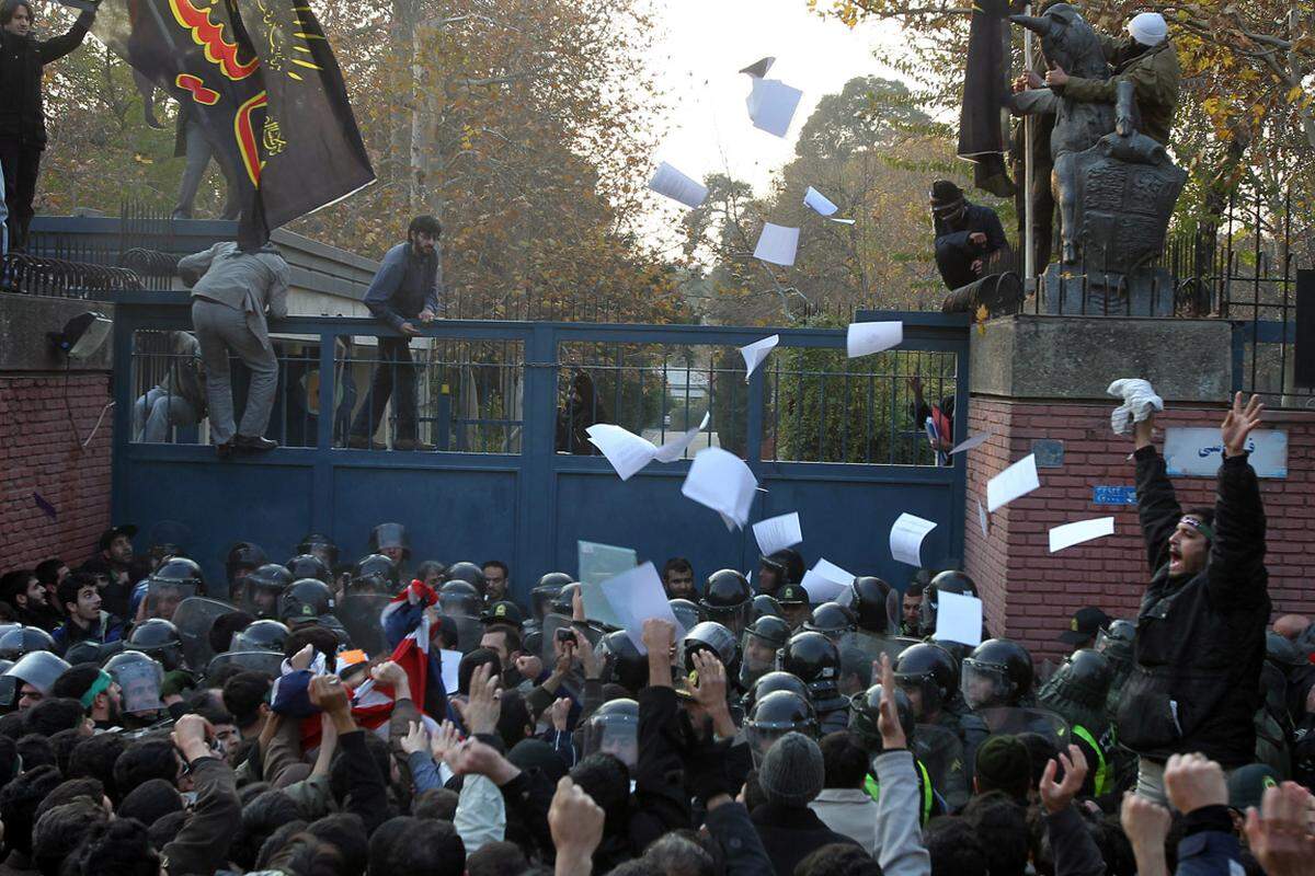 Ausschreitungen in Teheran: Demonstranten stürmen in der iranischen Hauptstadt die britische Botschaft.
