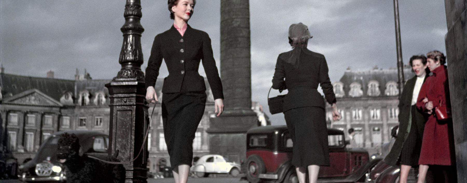 Betörende Weiblichkeit. Diors „New Look“ formte den Körper mit festen Korsetts, Polsterung und Steifleinenfutter. 1948 in Paris.