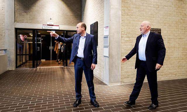 Frans Timmermans (r.), Spitzenkandidat der Sozial­demokraten bei der EU-Wahl im Mai, und Manfred Weber, Spitzenkandidat der Christ­demokraten.
