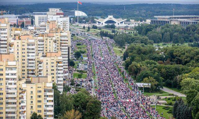 In der Hauptstadt Minsk versammelten sich – wie fast jeden Sonntag – mehr als 100.000 Regimegegner zu einem Protestzug gegen Alexander Lukaschenko. 