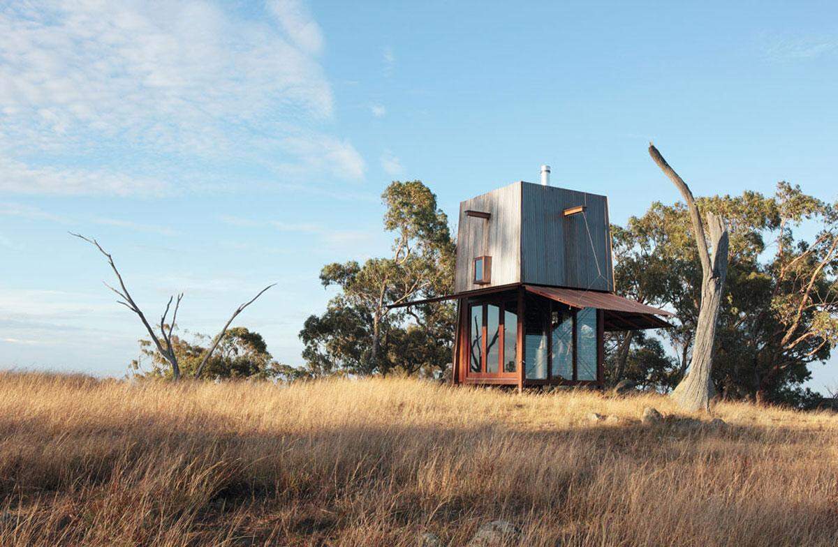 Das Turmcamp in Mudgee: Auf einer Schafstation in Neusüdwales ragt das kupferummantelte Gebäude wie ein Wachturm aus dem australischen Busch.