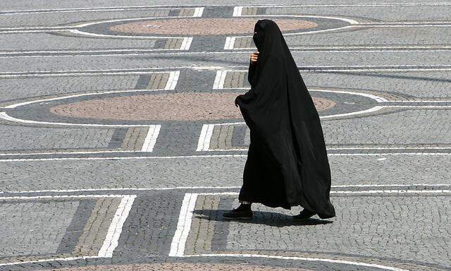 Auf Ämtern und im Bildungsbereich sollen Frauen keine Burka tragen dürfen.