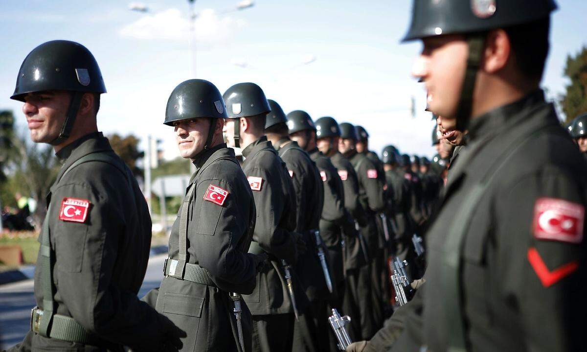 Nachdem eine Gruppe von Soldaten in der Nacht des 15. Juli versucht hatte, Erdogan zu stürzen, stand das Militär naturgemäß im Fokus der Ermittlungen. Fast 7000 Soldaten wurden inhaftiert, darunter mehr als 160 Generäle und Admiräle. Zahlreiche Offiziere setzten sich nach Deutschland ab und beantragten Asyl. Bei der Polizei, die besonders von der Gülen-Bewegung infiltriert worden sein soll, gab es 8800 Festnahmen.