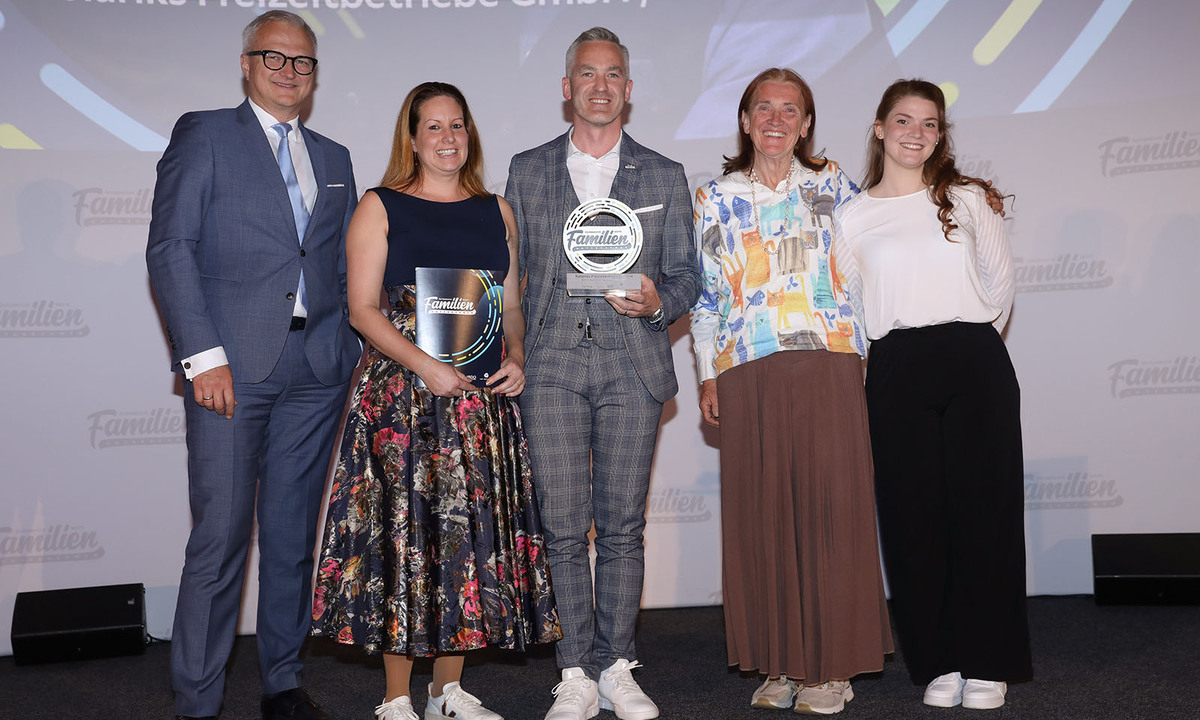 Das beste Familienunternehmen von Wien: Kolariks Freizeitbetriebe GmbH aus dem Wiener Prater. (v.l.) KSV1870-CEO und Jurymitglied Ricardo-José Vybiral mit der Gastrofamilie Kolarik - Bianca und Paul Kolarik, Elisabeth Kolarik und Elisabeth-Marie Kolarik.