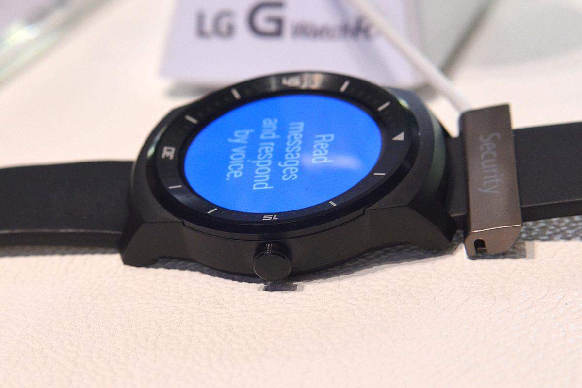 Neben dem ausgestellten Lederarmband, können auch mit der G Watch R diverse Bänder verwendet werden. Und wie die meisten Smartwatches ist die LG-Uhr bis zu einem Meter Tiefe wasserdicht.