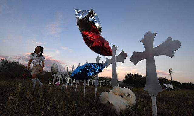 26 Kreuze erinnern an die Opfer des Blutbads von Sutherland Springs. 