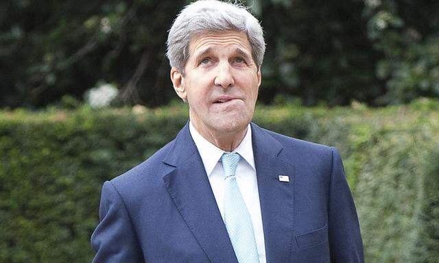 U.S. Secretary of State Kerry waits to meet Oman's Foreign Minister Yusuf bin Alawi bin Abdullah in London