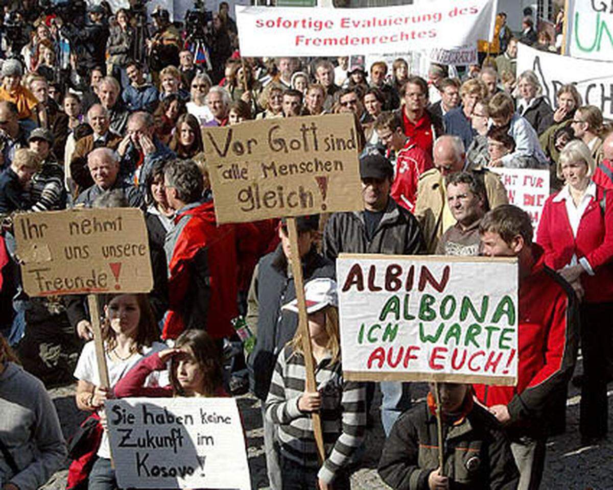 Am 6. Oktober findet in Frankenburg eine Demonstration für die Familie Zogaj statt. Nach Angaben der Polizei nehmen rund 500 Menschen daran teil, die Veranstalter sprechen von mehr als 1500 Teilnehmern - allen voran Prominente wie der Entertainer Alfons Haider und der Schriftsteller Franzobel sowie Politiker von SPÖ, ÖVP und den Grünen.