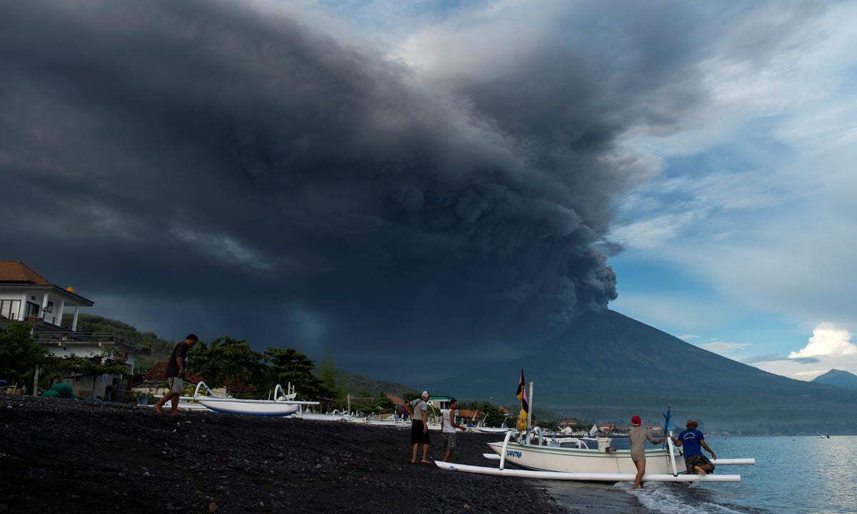 Bereits am Sonntag war über dem Vulkan eine vier Kilometer hohe Rauchsäule in den Himmel gestiegen, die umliegenden Dörfer bekamen Asche und Rauch zu spüren.