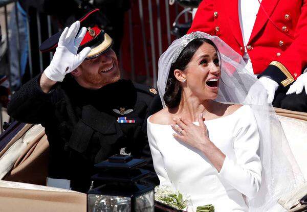 Nach ihrer 20-minütigen Kutschfahrt durch Windsor kehrte das Paar zum Schloss - wohl mit einem zarten Muskelkater in den Händen - zurück, um dort mit ihren Hochzeitsgästen zu feiern - ohne Kameras.    