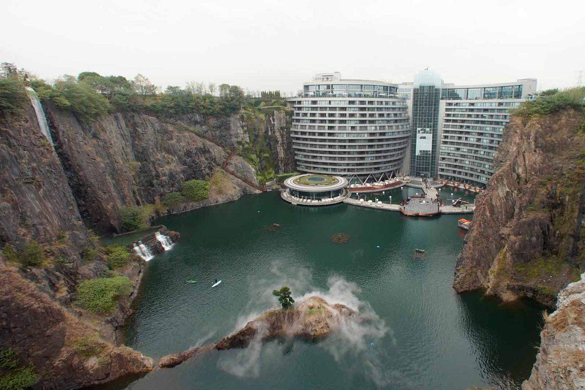 Es muss nicht immer höher sein, es kann auch in die Tiefe gehen. Diese Idee verfolgt zumindest das Intercontinental Shanghai Wonderland. Das Hotel verfügt über 16 Etagen unter der Erdoberfläche in einem stillgelegten Steinbruch.