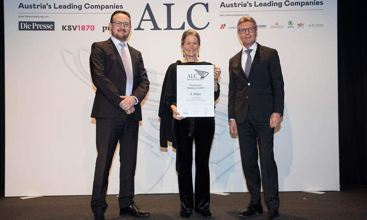 Auszeichnung Top-Unternehmen, Kategorie International - 3. Platz für die Hasslacher Holding GmbH: Commerzbank-Abteilungsdirektor Ferdinand Pesta (l.) und IV-Kärnten-Vizepräsident Michael Velmeden (r.) verleihen den ALC-Preis an Hasslacher-Eigentümervertreterin Claudia Kulterer.