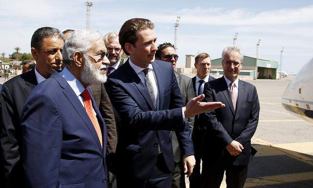 Stippvisite in Tripolis: Außenminister Sebastian Kurz trifft seinen libyschen Kollegen Mohammed Taher Siyala.  