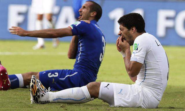 Nach der Beißattacke: Suarez (rechts) mimt das Opfer.