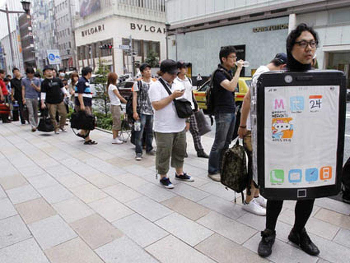 Japan ist wegen der Zeitverschiebung das erste Land, in dem der Verkauf des iPhone 4 begann. Wie schon beim Verkaufsstart der Vorgängermodelle erschienen zahlreiche Fans in Japan in einem passenden Kostüm.