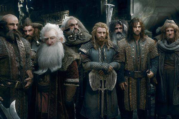 In Erebor, wo Smaug den gestohlenen Schatz bewachte, haben sich unterdessen die rustikalen Zwerge um Thorin Oakenshield (Richard Armitage) und ihr Hobbit-Mitstreiter Bilbo Baggins (Martin Freeman) einquartiert.