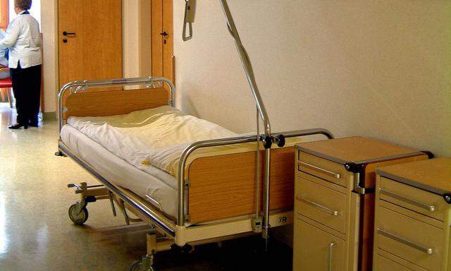 Leeres Krankenbett in einem Krankenhaus