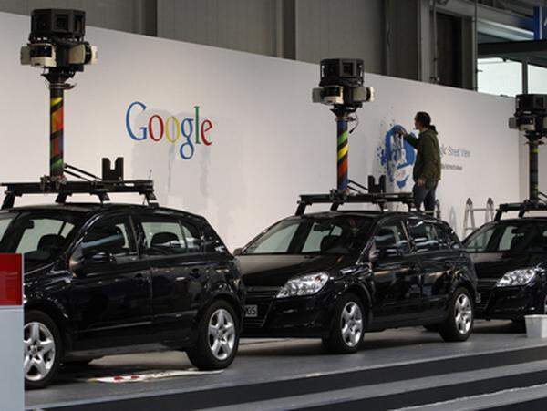 2007: Die Google Maps werden um Panoramafotos von Straßen ergänzt, die Google Street View.