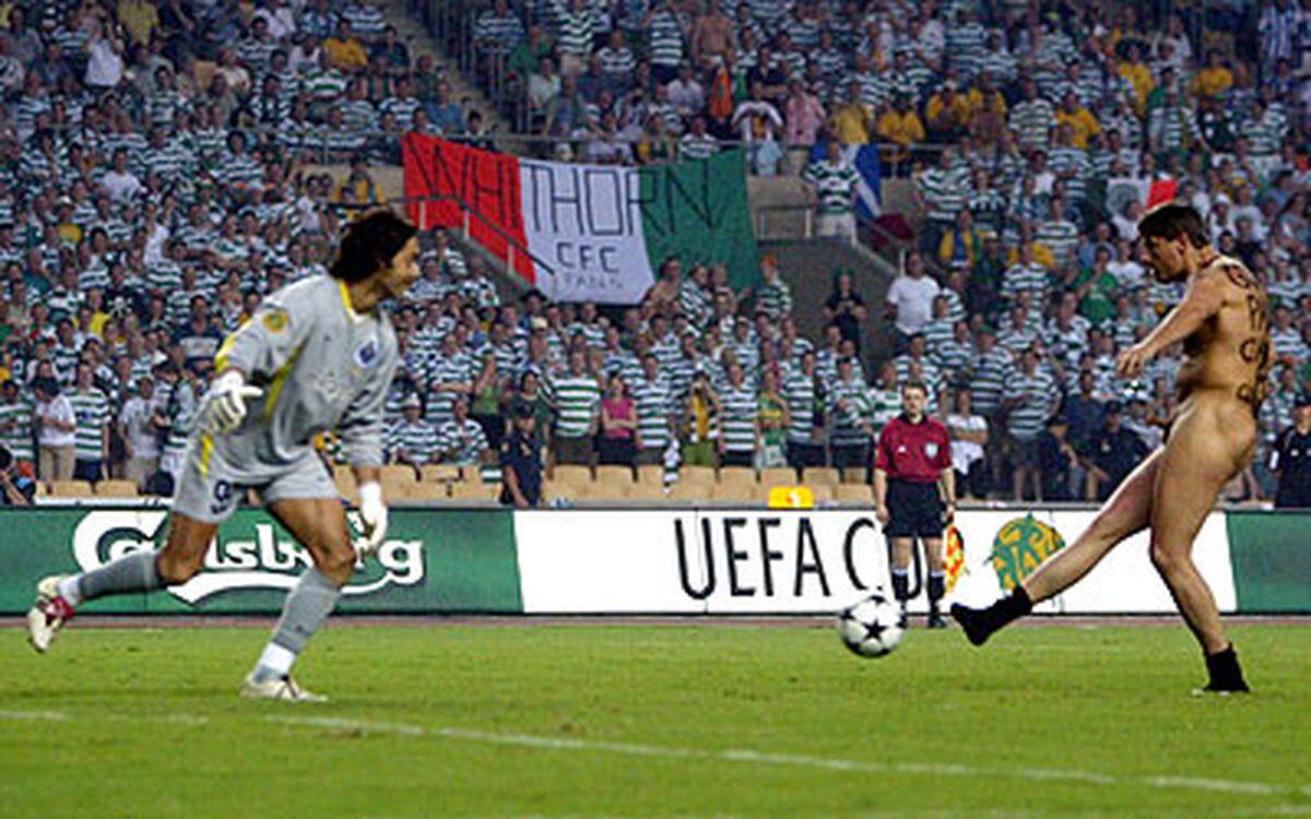 Beim Uefa-Cup-Finale in Sevilla 2003 schlich sich der Brite als Schiedsrichter verkleidet in den Innenraum, ehe er das Feld stürmte. Roberts muss heute vor bedeutenden Fußball-Spielen seinen Pass abgeben, um ihn vom Flitzen abzuhalten.