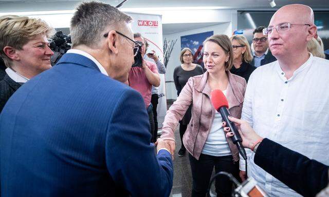 Handshake vor dem Feilschen: Arbeitgeber-Verhandler Sonja Marchhart und Peter Buchmüller sowie Arbeitnehmer-Verhandler Anita Palkovich und Martin Müllauer