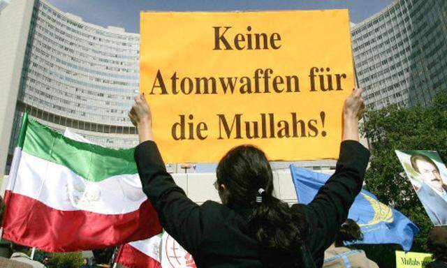 Demonstration vor dem Hauptsitz der IAEA in Wien gegen das Atomprogramm des Iran.