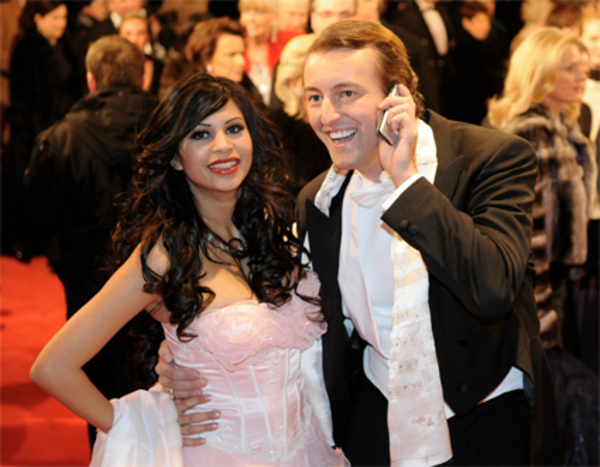 Zu den Gästen zählten in diesem Jahr auch Mario-Max Prinz zu Schaumburg-Lippe und seine Begleiterin Nina "Bambi" Bruckner, Ex-Begleitung von Richard Lugner. Es sei ihr erster Opernball strahlte sie in einem rosa Rüschenkleid. Sie freue sich vor allem darauf "einfach mal dabei sein zu können".