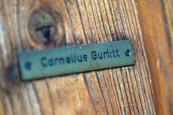 Im Jänner 2014 gab die Taskforce bekannt, dass nach einer ersten Sichtung 458 Werke aus Gurlitts Sammlung unter Raubkunstverdacht stehen. Gurlitts damaliger Anwalt, Hannes Hartung, sagt, dass sein Mandantgesprächsbereit und an einer "fairen und gerechten Lösung" interessiert sei.