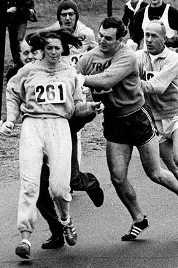 Frauen könnte beim Marathonlaufen ihre Gebärmutter herausfallen, heißt es Mitte des 20. Jahrhunderts. Kathrine Switzer (*1947) beweist das Gegenteil. Mit zwölf Jahren läuft sie täglich eine Meile, als Studentin trainiert sie mit dem männlichen Leichtathletik-Team. 1967 will sie am Boston Marathon teilnehmen, was Frauen offiziell untersagt ist – nur Wettkämpfe bis 800 Meter sind ihnen gestattet. Sie meldet sich als „K. V. Switzer“ an – und startet. Doch nach wenigen Meilen entdeckt Renndirektor Jock Semple die Frau. Er versucht ihr die Startnummer abzureißen, doch ihr Freund, der ebenfalls am Lauf teilnehmende Hammerwerfer Tom Miller, rempelt Semple zur Seite. Switzer erreicht nach vier Stunden und 20 Minuten das Ziel – und geht als erste offizielle Marathonläuferin in die Geschichte ein. 1972 gründet sie die Frauenlauf-Bewegung und setzt durch, dass der Frauen-Marathon 1984 zur Olympia-Disziplin wird.