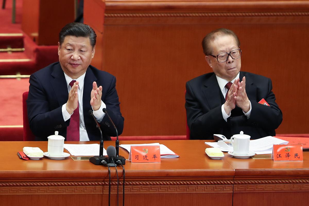 Der Ex-Staatspräsident mischte sich auch nach seinem Rückzug aus öffentlichen Ämtern noch in politische Angelegenheiten ein. Am Foto ist er mit Staats- und Parteichef Xi Jinping zu sehen.