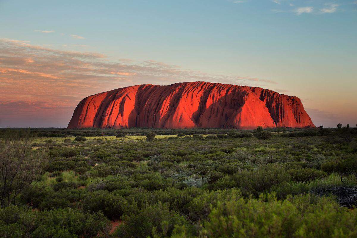 Im australischen Uluru-Kata Tjuta National Park steht der namensgebende - und majestätische - Uluru. Der 348 Meter hohe Sandsteinmonolith ziehe schon aus großer Entfernung alle Blicke auf sich, schreiben die Autoren. "Man kann leicht verstehen, warum er eine heilige Stätte ist." Das ist er bis heute für die seit über 10.000 Jahren ansässigen Anangu Aborigines.
