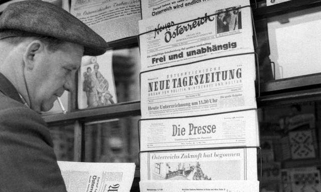 
Ein Bild aus schwarzweißen Tagen. Damals waren gedruckte Tageszeitungen wahrscheinlich noch ein Leitmedium.