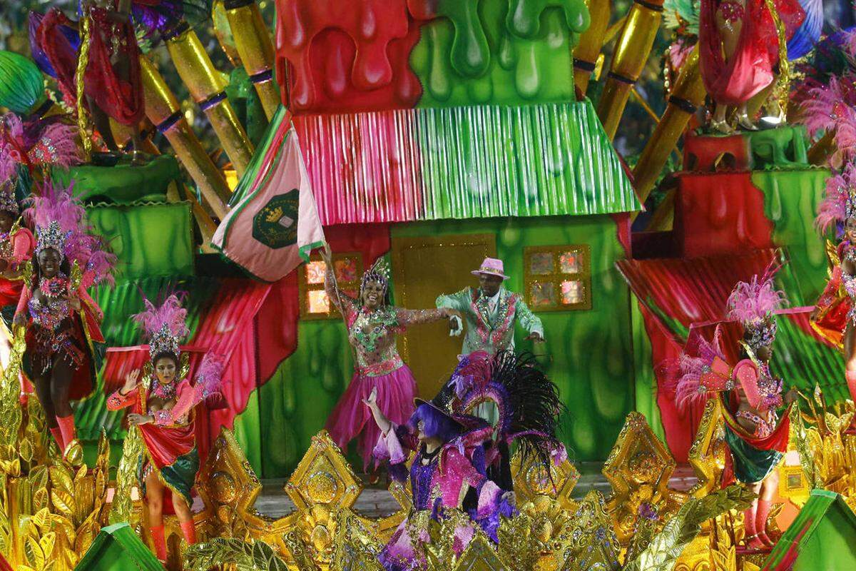 Welche Sambaschule sich wann präsentiert, darüber entscheidet das Los. Im Bild: Ein buntes Szenebild aus der Show der Mangueira-Schule.