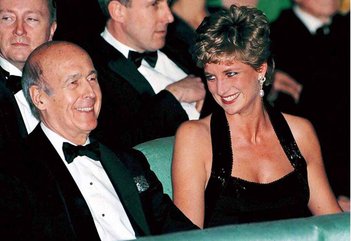 Diese Robe trug sie bereits 1994 an der Seite des damaligen französischen Präsidenten Valery Giscard d'Estaing. Etwa 50.000 bis 70.000 Pfund  muss ein Sammler dafür zahlen.