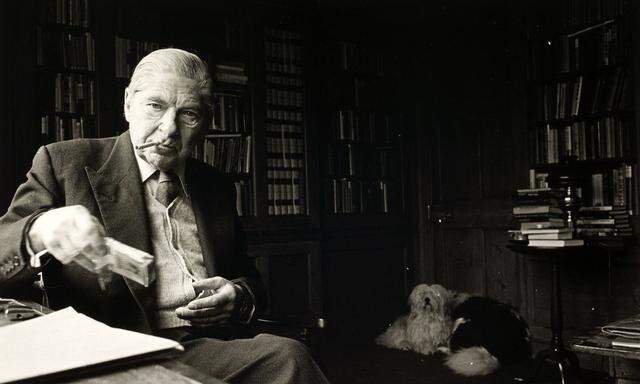 KOESTLER Arthur Portrait d Arthur Koestler (1905-1983) a son bureau, par Fay Godwin (1931-2005) Credit : Collection Brit