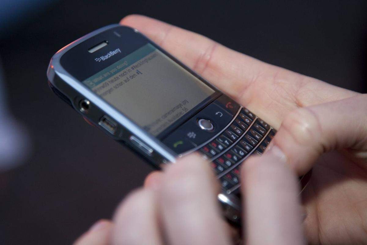 Das erste Modell der Reihe BlackBerry startete im Jahr 1999. Das BlackBerry besaß eine richtige Tastatur und bot einen Push-Maildienst. Es wurde dadurch zum nahezu unverzichtbaren Accessoire für Geschäftsleute und Manager.