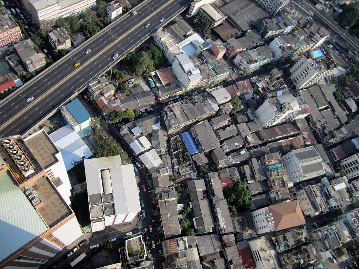 Direktblick vertikal: aus dem 57. Stock gesehen wirkt nicht nur Bangkok, sondern sogar Thailand klein.