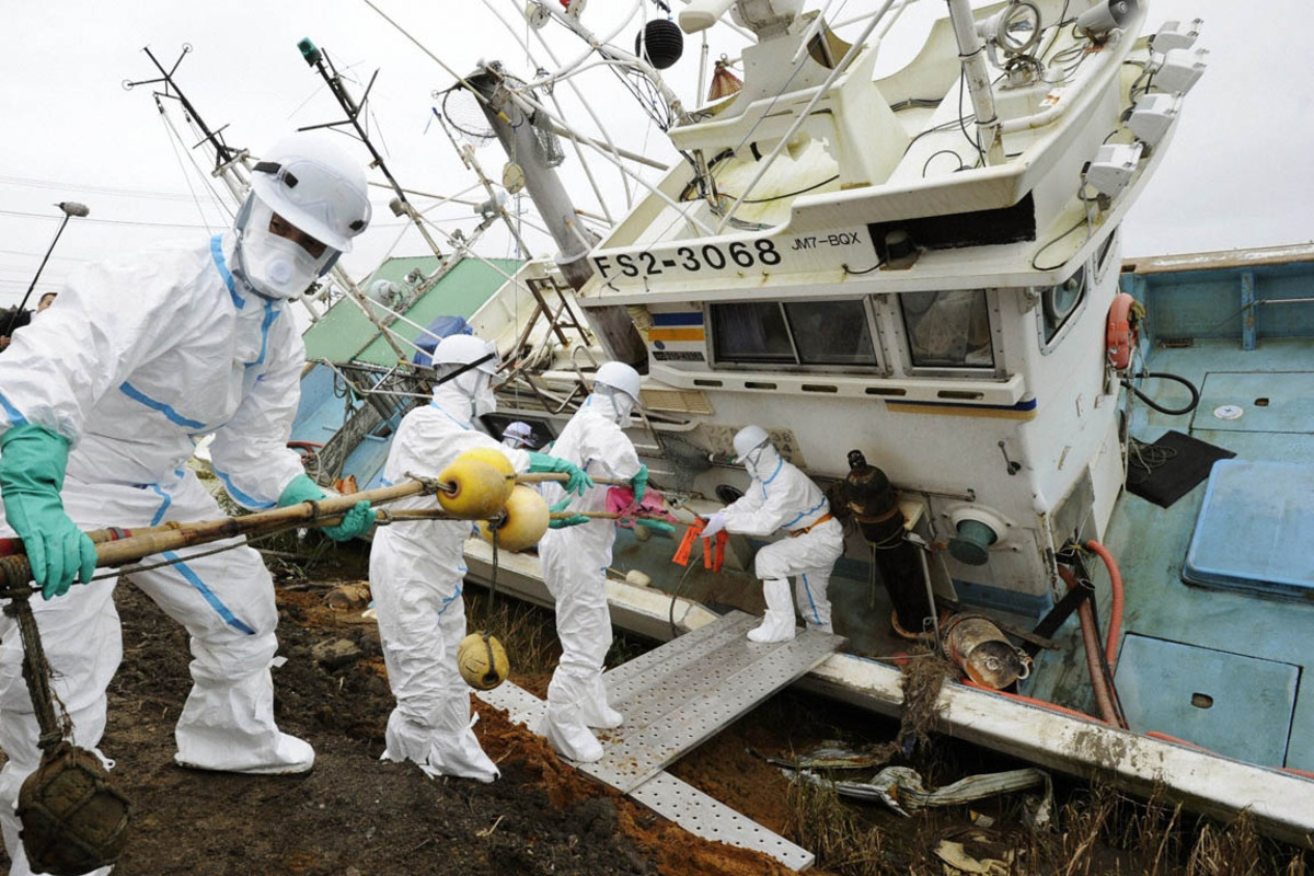 Eine originelle Idee hat Japans Finanzminister Jun Azumi, um Investoren zu überzeugen, dem Land Geld zum Wiederaufbau nach dem Tsunami vom März zur Verfügung zu stellen. Ab März 2012 erhalten Anleger, die für mindestens zehn Millionen Yen (95.500 Euro) Staatspapiere zum Wiederaufbau kaufen und diese mindestens drei Jahre halten, ein Zuckerl: Nämlich eine Goldmünze mit dem Gewicht von 15,6 Gramm.