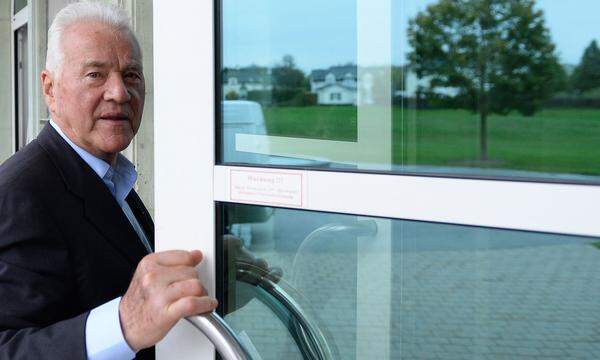 Wie viel? 1,5 Milliarden Euro Wie? Frank Stronach ist ein Paradebeispiel für den "amerikanischen Traum", auch wenn es ihn in jungen Jahren nach Kanada zog. Zunächst völlig mittellos baute er dort mit Magna einen riesigen Autozulieferer auf. Auch in Österreich war er immer wieder aktiv - sogar als Kurzzeit-Parlamentarier.