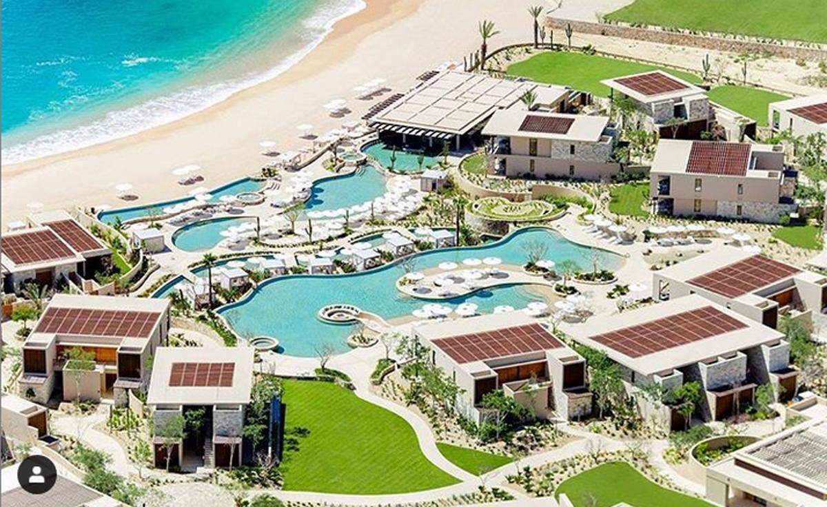 Alle 122 Zimmer des Hotels verfügen über Meerblick. Aber was noch viel seltener in Cabo ist: Das Hotel befindet sich in der Santa Maria Bay, wo man schwimmen gehen kann. In Cabo muss man aufgrund des rauen Pazifiks nämlich oft mit dem Pool vorlieb nehmen.
