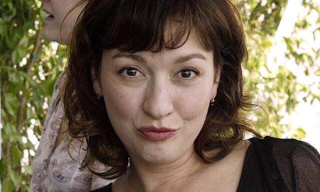Actress Elizabeth Pena gives the peace sign to photographers upon her arrival to the 2003 IFP Indepe..