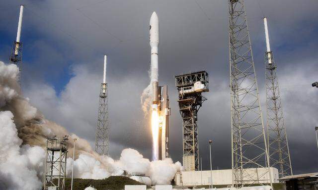 News Bilder des Tages A United Launch Alliance Atlas V rocket lifts off at 9:14 AM for Space Force from Complex 41 at th