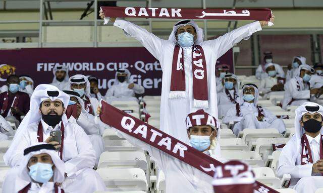 Katarische Fußballfans bei einem Match gegen den Oman. 2022 findet in Katar die Fußball-WM der Männer statt.
