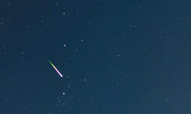 Archivbild: Eine Sternschnuppe im August 2014 am deutschen Nachthimmel 
