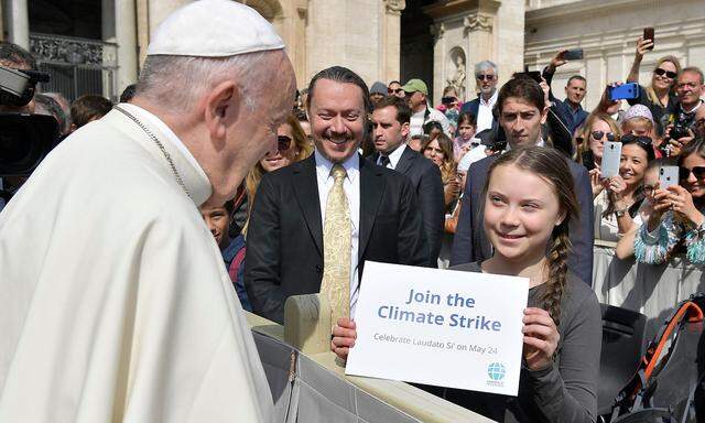 Papst Franziskus traf auf dem Petersplatz in Rom auf die junge Klima-Aktivistin Greta Thunberg.