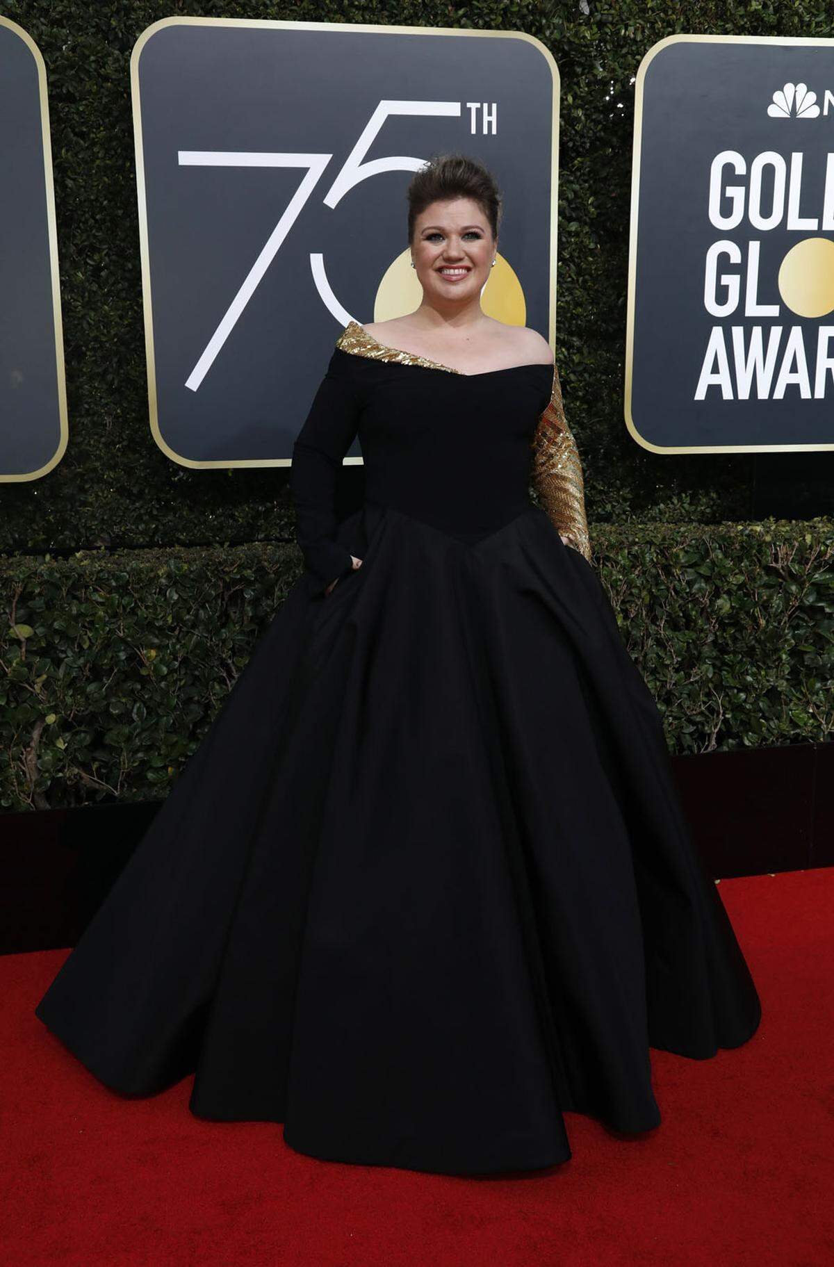 Kelly Clarkson mit einem Goldarm von Christian Siriano.